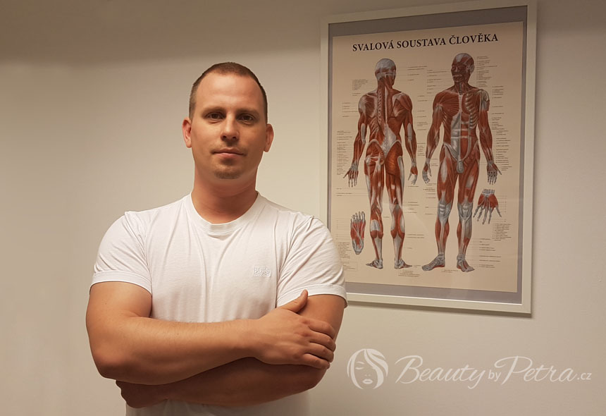 Masér v salonu Beauty by Petra nabízející klasickou regenerační sportovní masáž, relaxační aromaterapeutickou masáž.