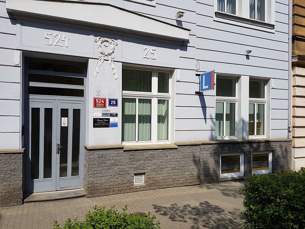 Pohled na náš salon Beauty by Petra z ulice na adrese 28. Pluku 25, Praha 10 Vršovice.