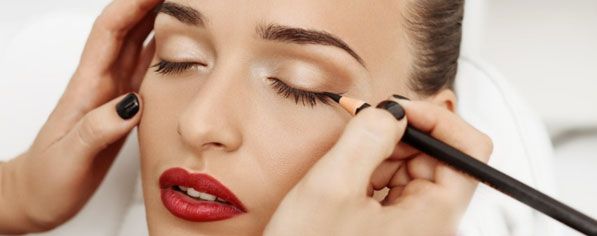 Permanentní makeup rtů se u nás dělí na 1. kontura rtů (zvýraznění kontury rtů bez její výplně) 2. rty výplň (kompletní vystínování rtů - možnost také udělat ombré efekt)