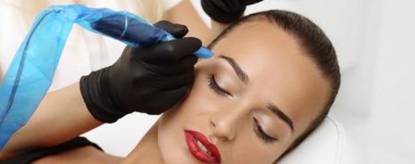 Permanentní make-up obočí (tetování obočí) – obočí pudrové – velice jemná technika mikropigmentace. Jedná se o jemné stínování kdy je tetování pigmentu do ztracena.