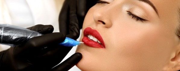 Permanentní make-up rtů (tetování rtů) – kontura rtů – zvýrazní a opticky zvětší velikost rtů. Mikropigmentace vyrovnává případné asymetrie nebo deformace.