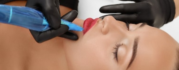Permanentní make up rtů (tetování rtů) – kontura rtů + výplň – ret vystínuje a zároveň udělá konturu, opticky rty zvětší, vyrovná případné barevné nerovnosti rtů. S mikropigmentací budou Vaše rty stále upravané.