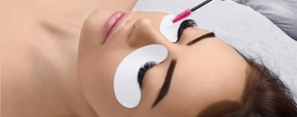 Nespokojenost z jiného salonu s prodloužením řas je možné u nás napravit. Buďto odstraněním starých umělých řas a aplikací nových řas nebo doplněním řas do stávající práce.
