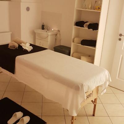 Interiery Masážní salonu Beauty by Petra. Poskytujeme Másáže Praha 10 Vršovice. Klasická masáž, relaxační masáž, masáž zad, masáž šíje, masáž nohou, masáž chodidel. Jsme zaměření na odstraňování bolesti zad, šíje. Relaxační masáže a aroma. 