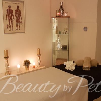 Pohled do interiéru masážního salonu Beauty by Petra na Praha 10 Vršovice. Děláme klasické masáže (zadá a šíje, nohy, chodidla, ruce, ramena, paže), relaxační masáže a zdravotní masáže, které dělá Fyzioterapeut. 