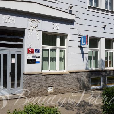 Pohled na salon z ulice | najdete nás na adrese: 28. pluku 524/25 101 00 Praha 10 - Vršovice